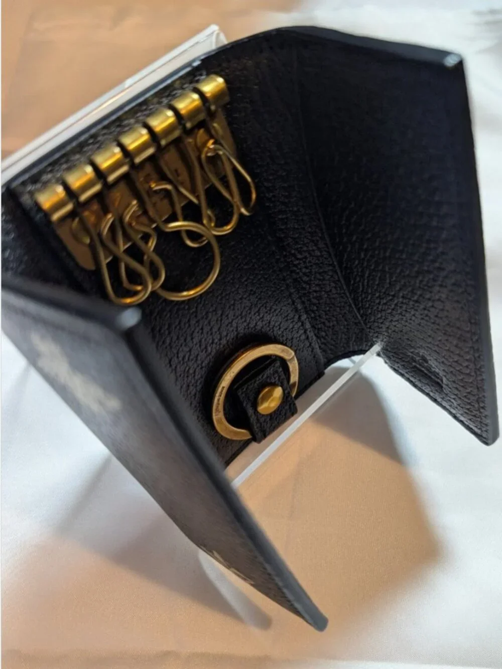 Like New Authentic Gucci Black Leather w Gold Bee & Star Print 6-Key Holder Case